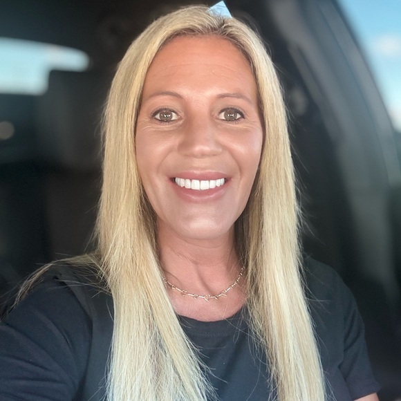 Meet your Posher, Brittany. I have two amazing and beautiful daughters, 14 & 18. - Picture 6 of 8